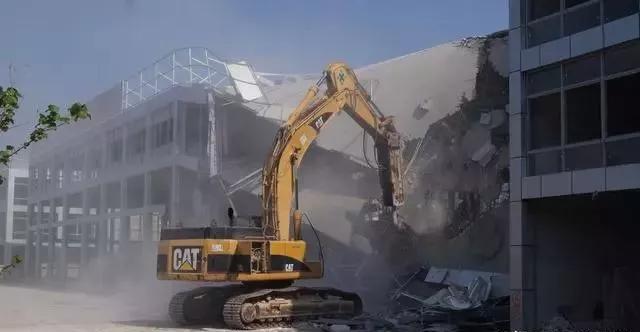 整頓大棚房成了一刀切的代名詞，斷水斷電磚瓦不留，拆成了荒蕪！